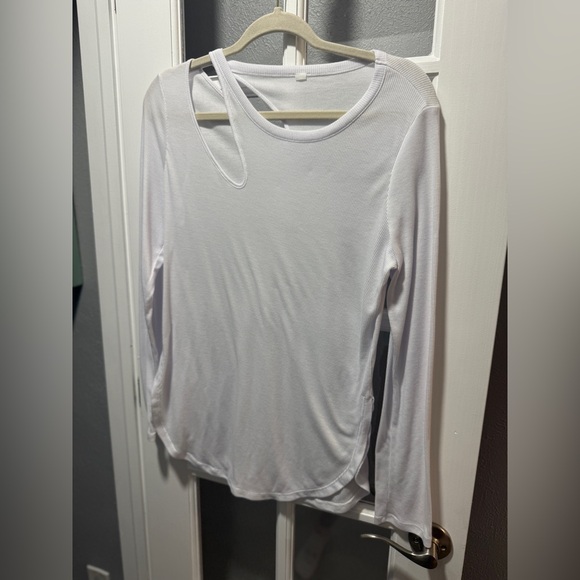 Alo Peak Cutout Long Sleeve T-Shirt in White - Picture 3 of 9